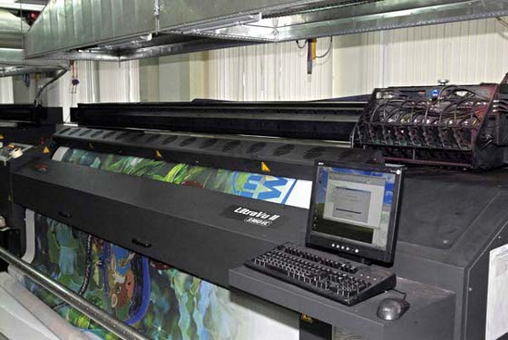 Широкоформатный принтер VUTEk UltraVu II 3360 EC на производстве компании LBL.Print (Москва)