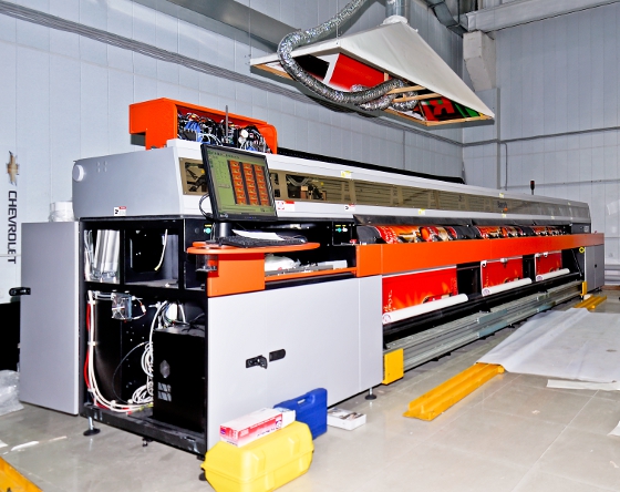 УФ-принтер сверхкрупного формата Matan Barak 5 на производстве компании 